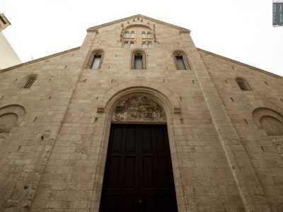 Tripartito da colonne alte e sottili, � caratterizzato dalla presenza di diverse monofore e da un portale in legno inquadrato in una cornice ad arco sormontato da un'apertura a semiluna che doveva conservare un affresco liturgico